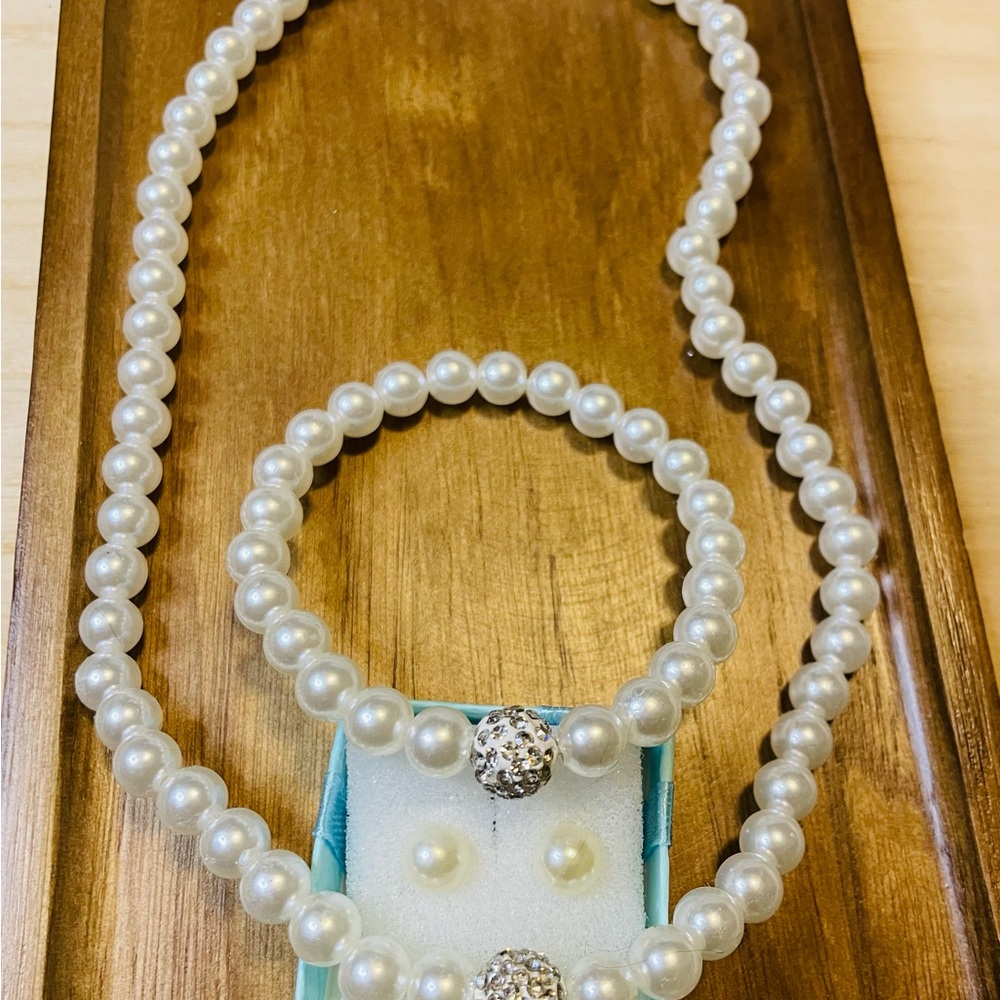 Elegant 3 piece  Pearl Jewelry Set New